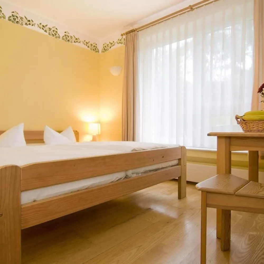 Doppelzimmer in warmem Gelb mit Doppelbett und großem Fenster