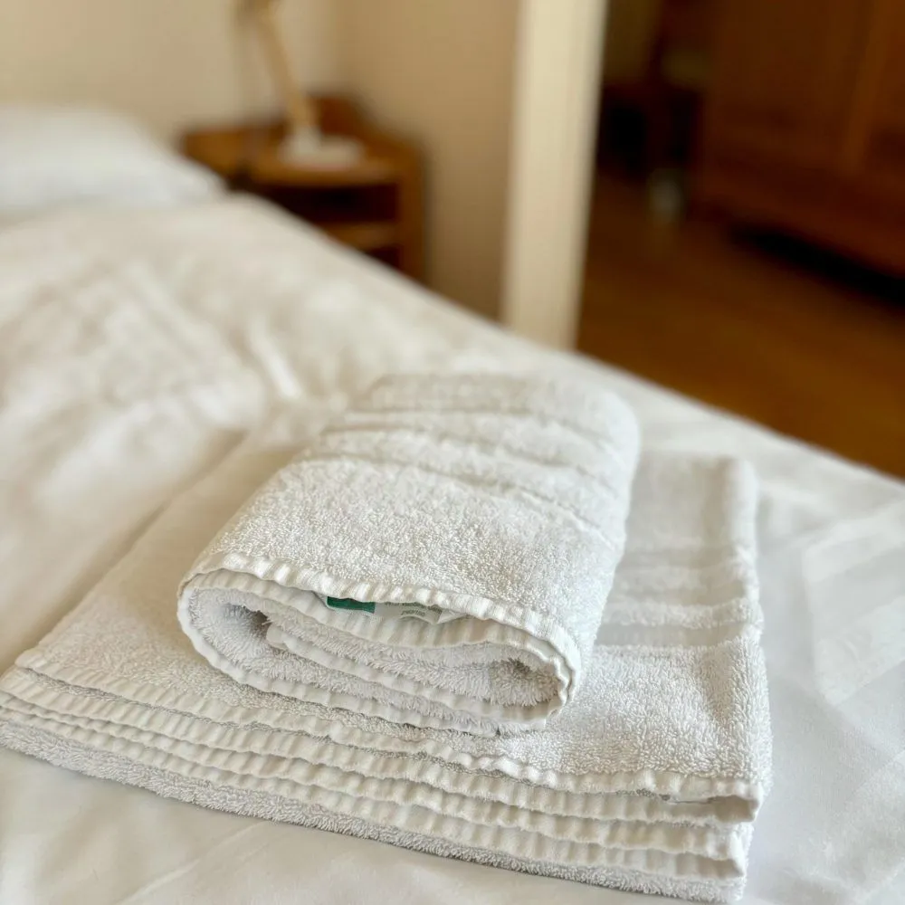 Frische Handtücher auf dem Bett