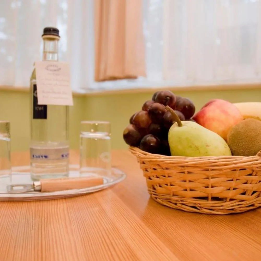 Obstkorb und Wasserflasche zur Begrüßung auf dem Tisch