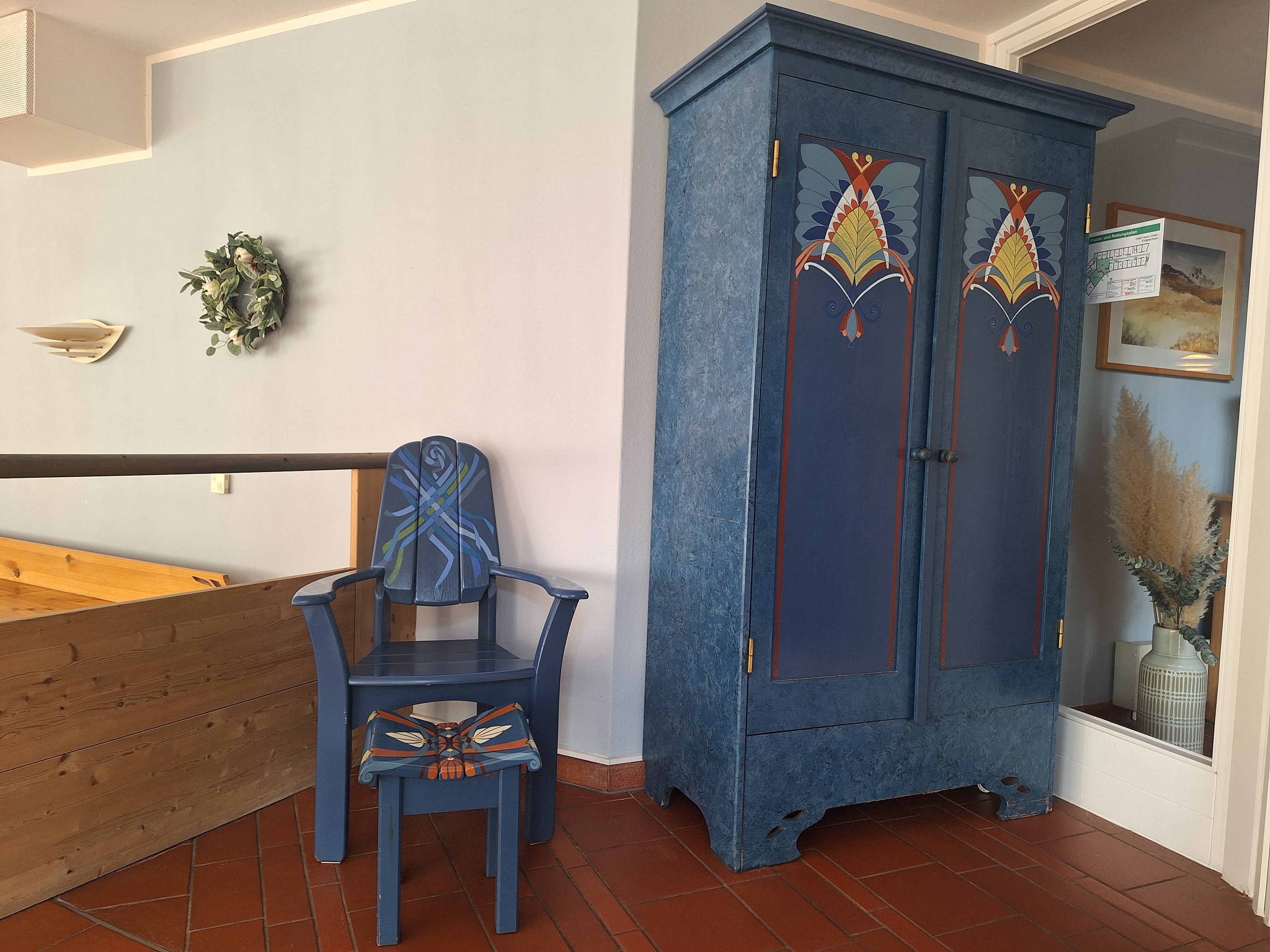 Handbemalter blauer Schrank im Flur