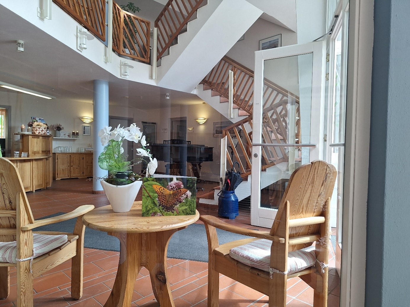 Sitzgruppe im Foyer, dahinter die Treppe