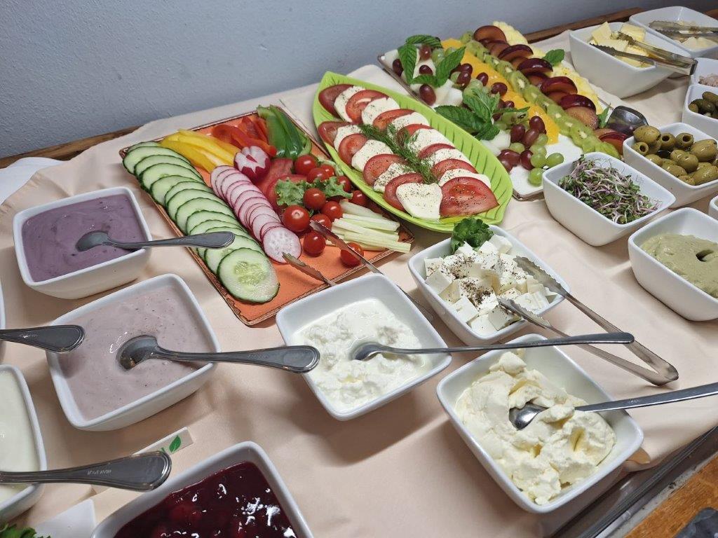 Hausgemachte Aufstriche, Rohkost und Caprese am Buffet