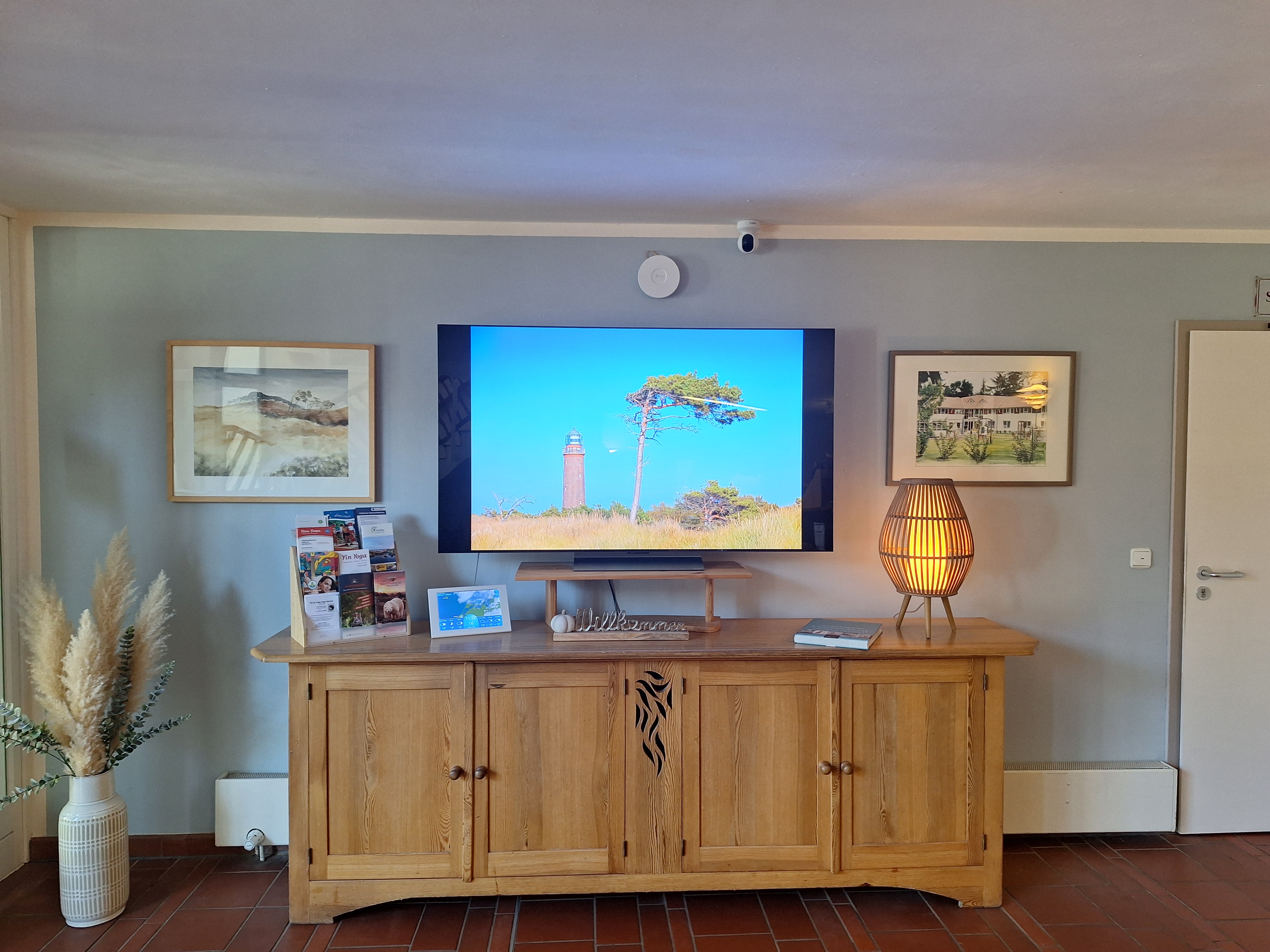 Lounge mit Fernseher und Sideboard