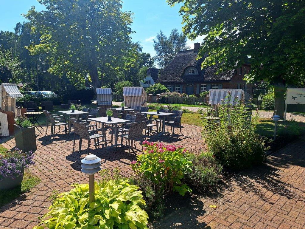 Terrasse im Garten im Sommer