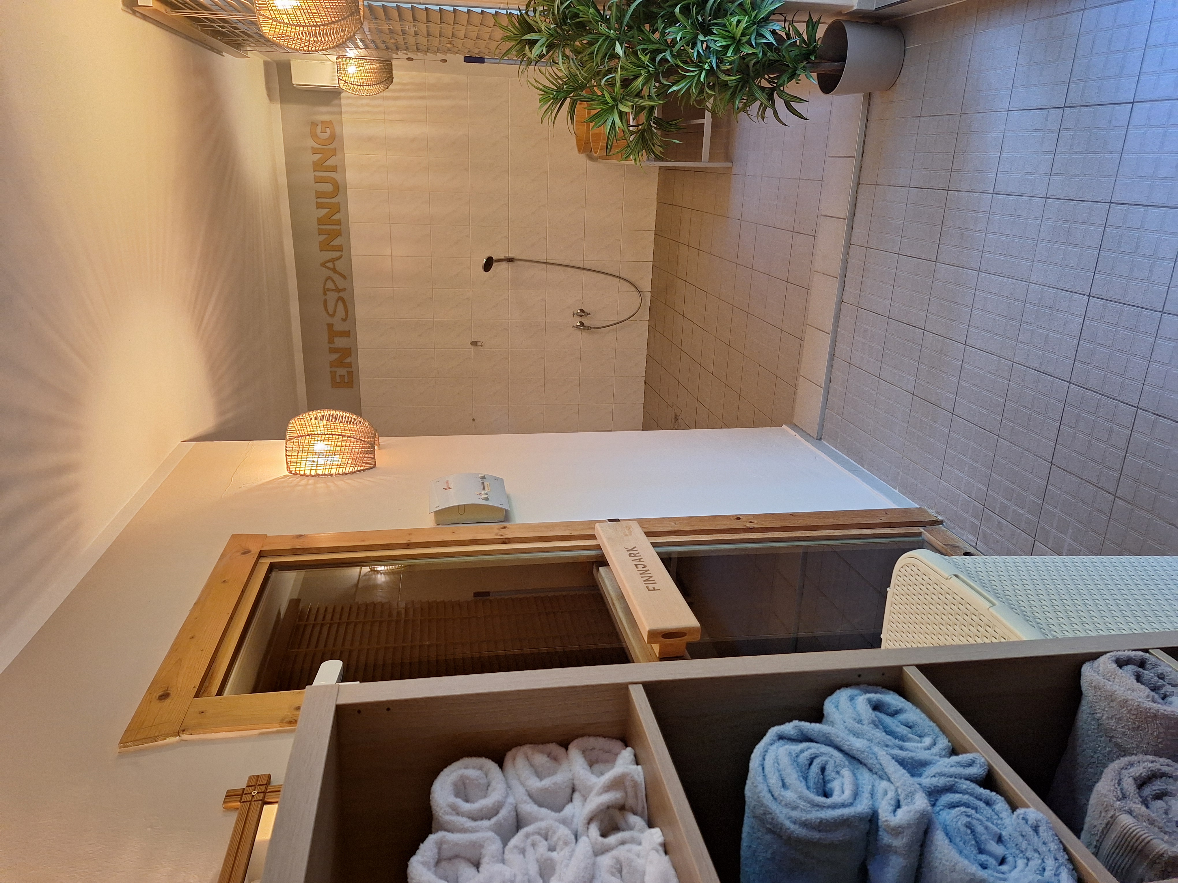 Wellnessbereich mit Handtüchern und Saunatür